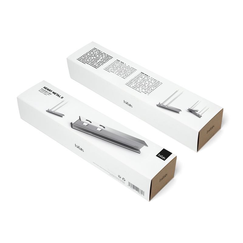 L'emballage du Henry Metal II est présenté dans un cadre soigneusement stylisé, équilibrant design et fonction.