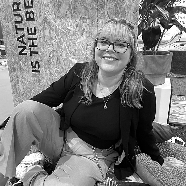 Une femme assise par terre