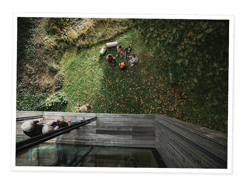 Un homme et une femme assis sur une terrasse en bois.