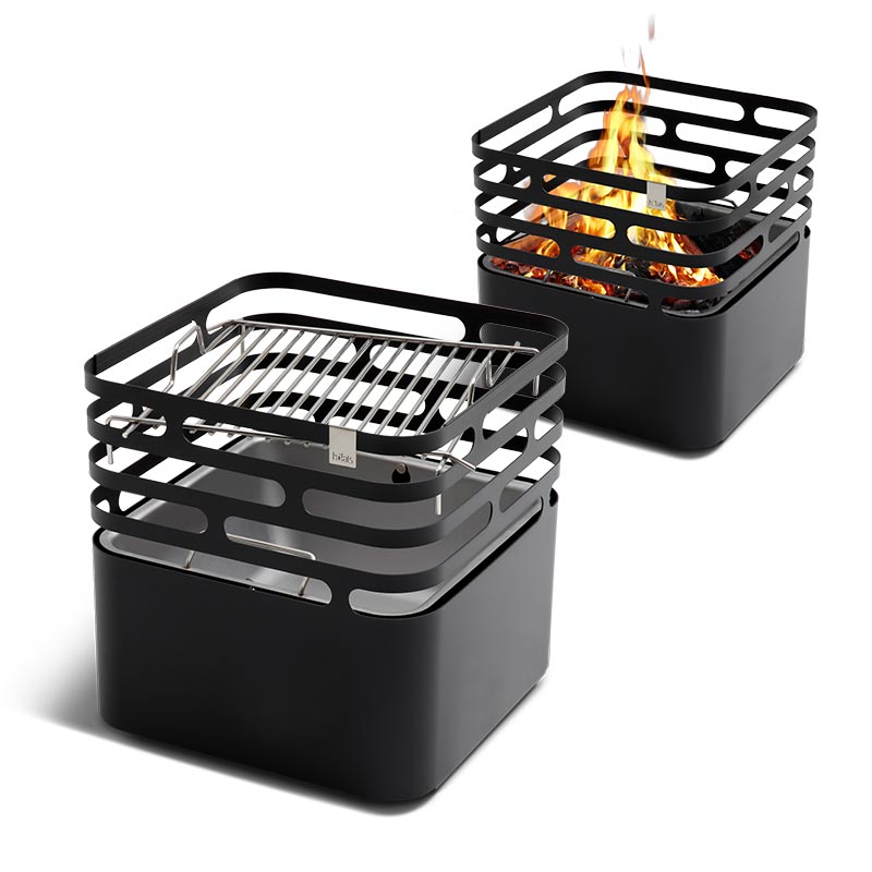 Un gril en acier noir avec une Grille à l'intérieur sur fond blanc, le CUBE BBQ Set