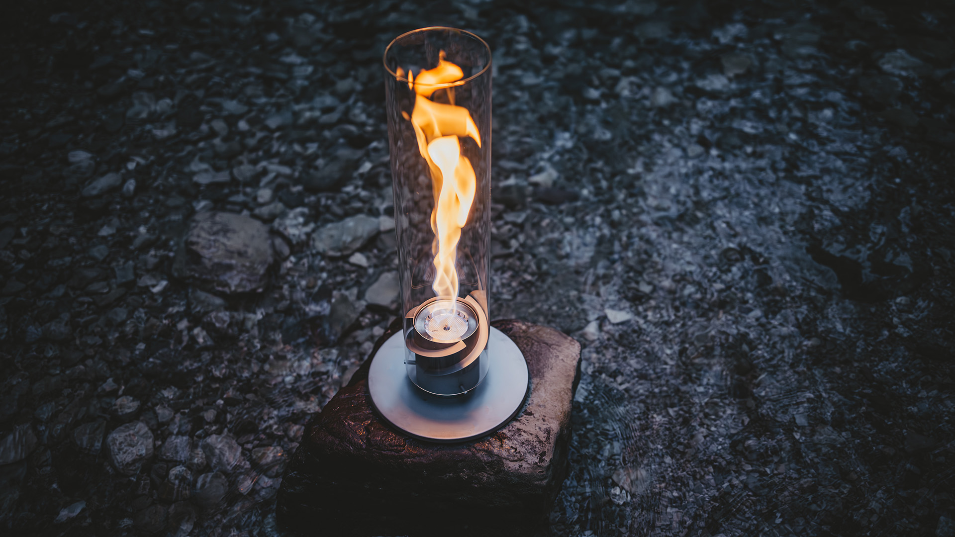 Eine Darstellung des 1200 BioBurners und seines Eco-Rings mit einem weißen Hintergrund