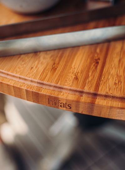 Une image montrant un couteau sur une Plancha à découper, avec le CONE Tablette.