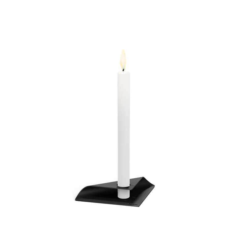 SQUARE CANDLE Bougeoir noir Une vue d'une bougie blanche sur un support noir, avec le support de bougie SQUARE CANDLE en noir.