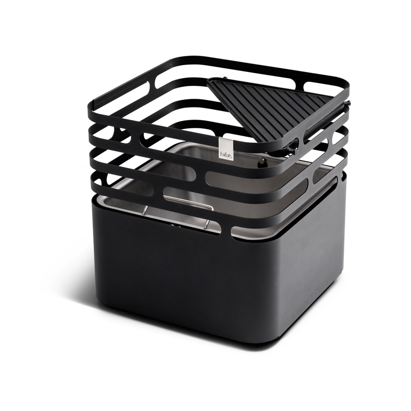 This image shows a black lunch box with a lid and a handle, with the CUBE Plancha.