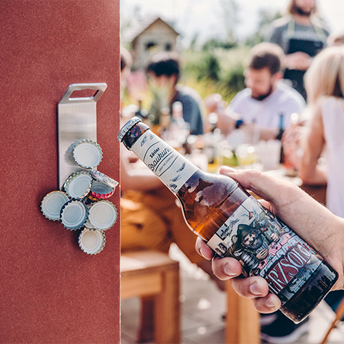 Ici est représentée une bouteille de bière avec le brasero de table logo SPIN.