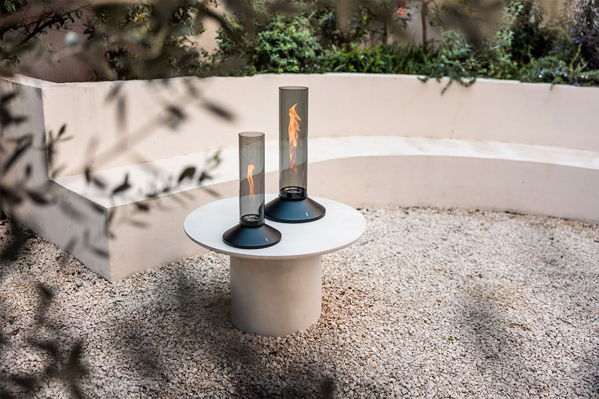 SPIN X 1200 Tischfeuer all black SPIN X all black auf einem Wohnzimmertisch