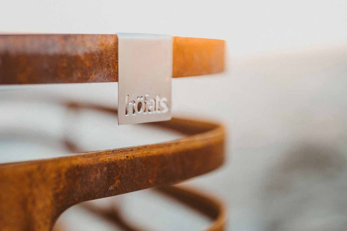 CUBE Brasero acier corten Le brasero CUBE rouillé est présenté en gros plan, créant une image élégante et accessible.