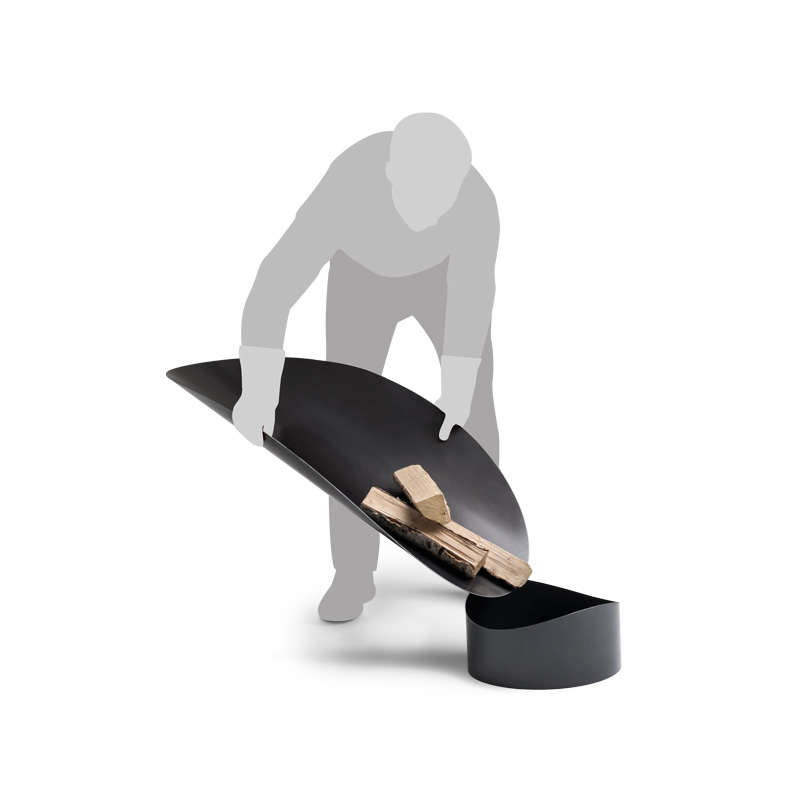 ELLIPSE Bol à Feu Cette image montre un homme debout sur un objet noir, avec le bol à feu ELLIPSE.