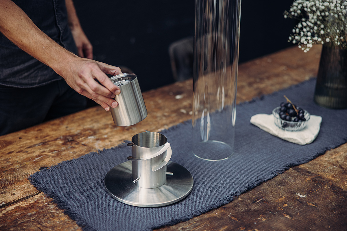 SPIN 900 Bio-Burner mit Eco-Ring und Löschdeckel Erleben Sie eine Person, die Ethanol in den 00696 Spin 1200 Bio Brenner gießt