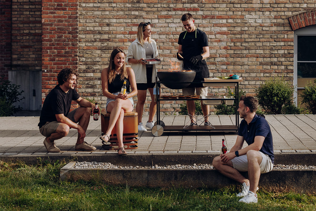 Cette image montre un groupe de personnes assis sur un banc.