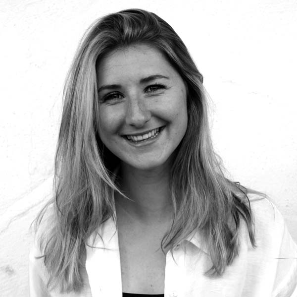 Une femme aux cheveux longs et à la SHIRT blanche.