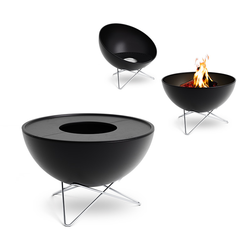 BOWL 57 Set Plancha Grille basse Ici est représenté un brasero noir avec une flamme à l'intérieur, avec le BOWL 57 Plancha BBQ Set en position basse.