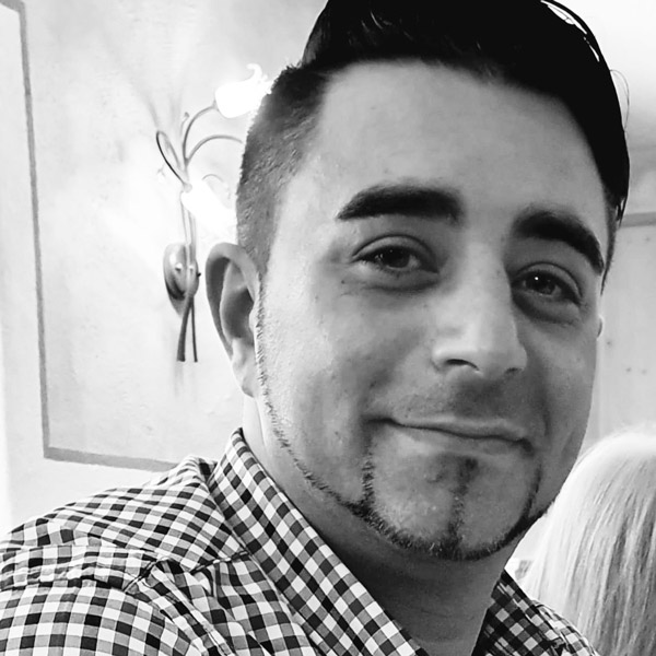 Un homme et une femme sourient pour l'appareil photo.