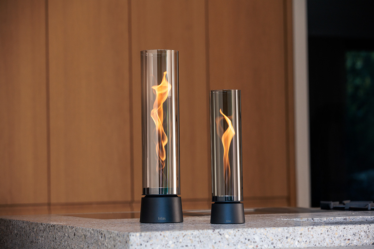 SPIN air 900 Tischfeuer all black SPIN air 900 und SPIN air 1200 jeweils in matt schwarz stehen auf Küchenarbeitsplatte.