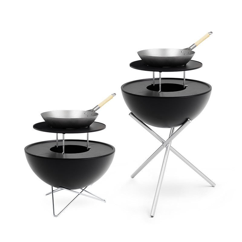 BOWL 57 Anneau Chauffant Cette image montre un ensemble de barbecue noir avec deux grandes poêles et une grande poêle, avec l'anneau de réchauffement BOWL 57.
