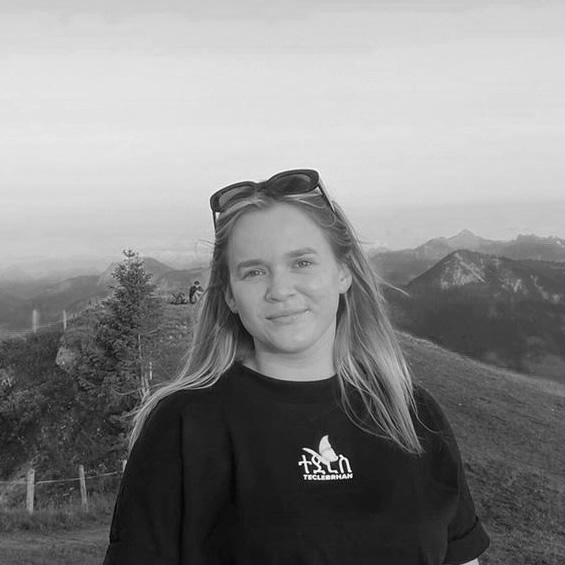 Une jeune fille debout au sommet d'une montagne