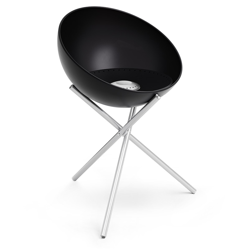 BOWL 70 Fire Bowl with tripod An inviting scene with a black bowl with a metal stand, highlighted by the presence of the 00258 Bowl 70 with Tripod