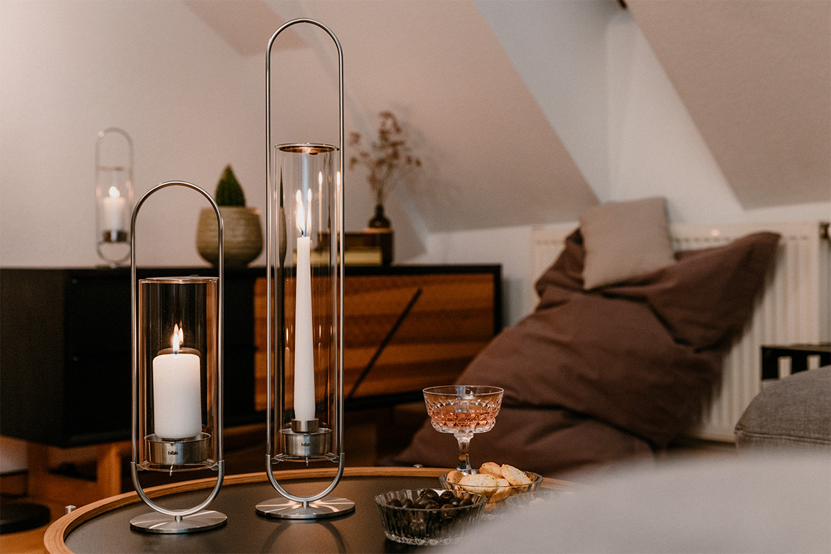 Ein Tisch mit einer Kerze und einem Glas darauf