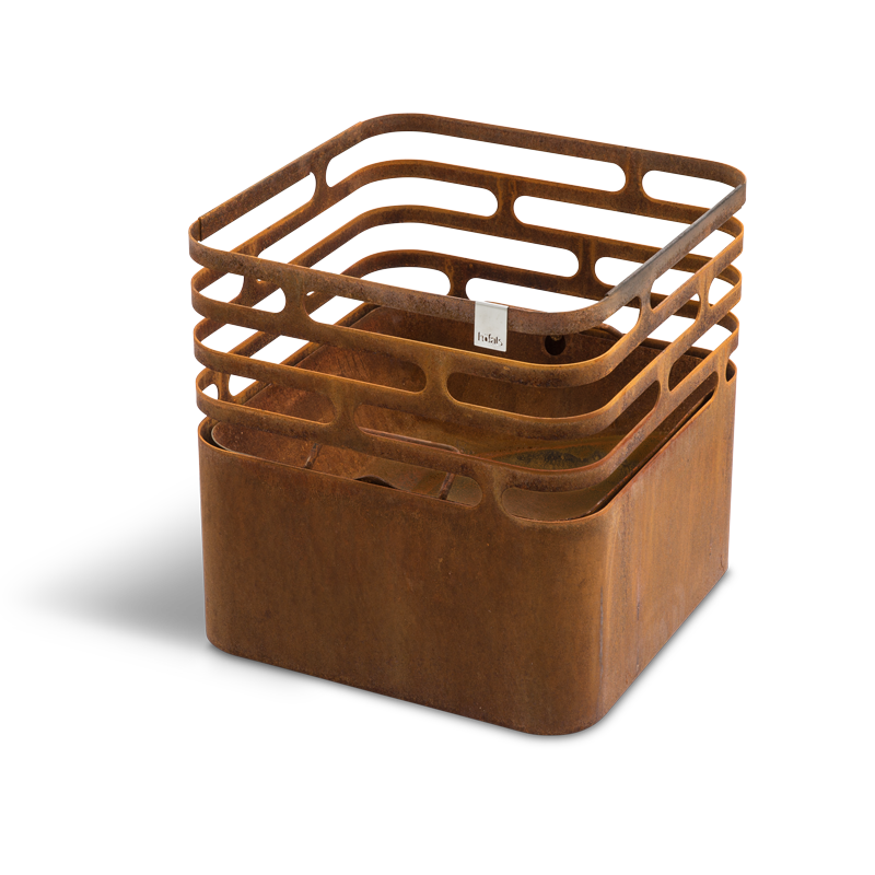CUBE Brasero acier corten Scène montrant un CUBE métallique rouillé avec une poignée, où le CUBE brasero rouillé se distingue par son élégance pratique.