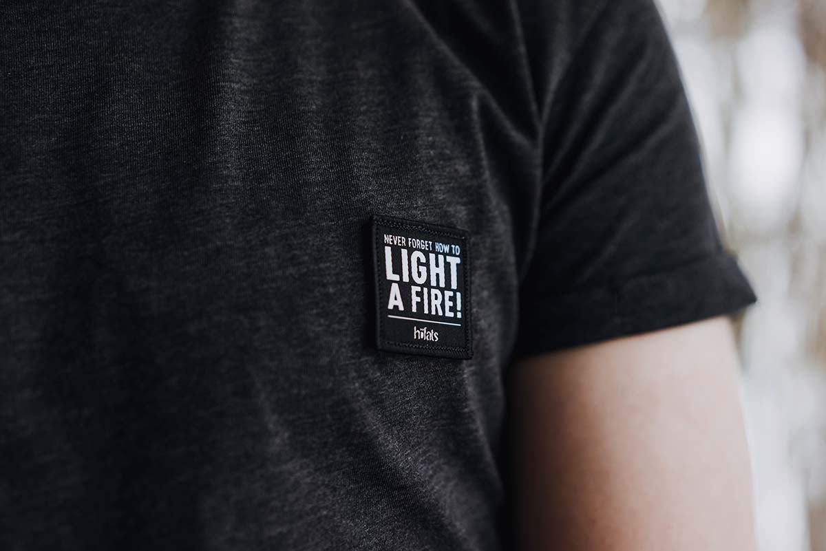 SHIRT femme gris S Cette image montre un homme portant une SHIRT noire avec une pièce blanche sur la poitrine, avec l'inscription SHIRT Men gris S.