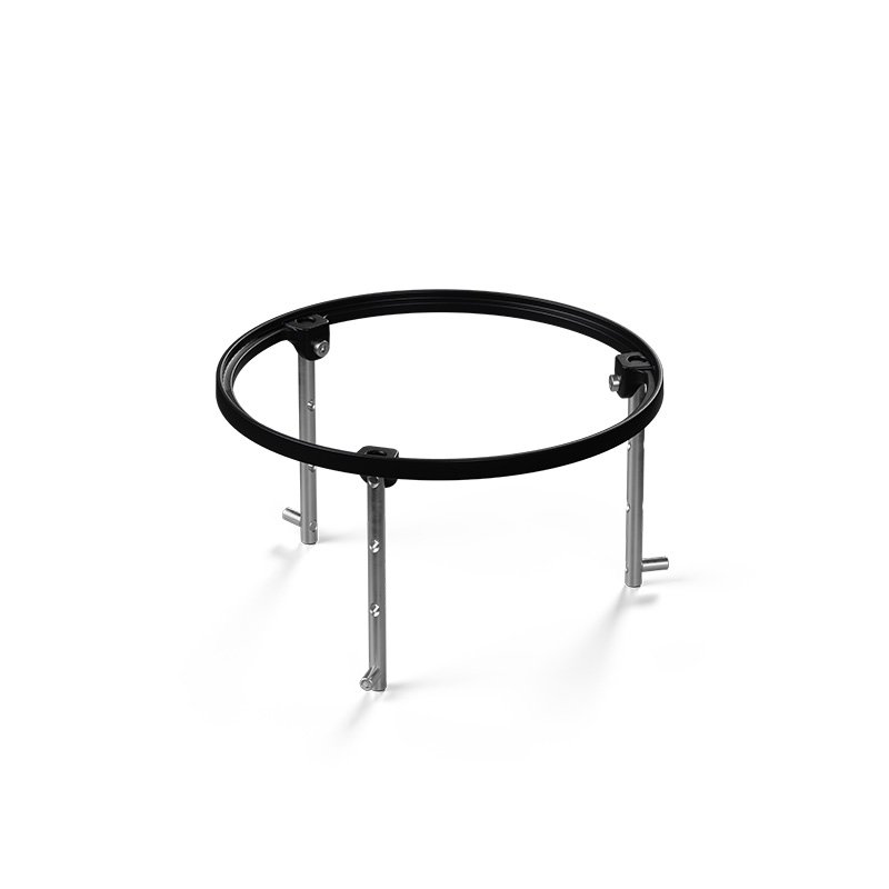 Abgebildet ist ein schwarzer Metallring mit einer Metallstange, mit dem BOWL 70 Sear-Grillrost.