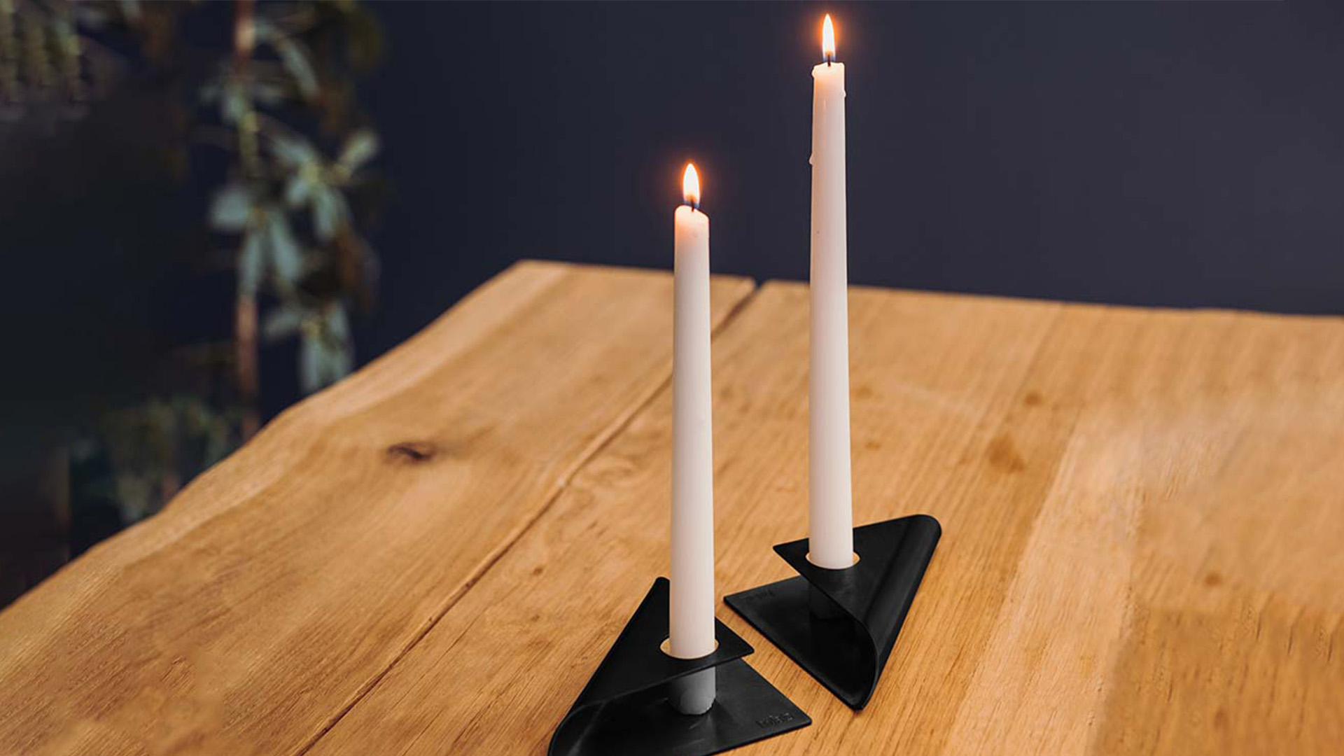 SQUARE CANDLE auf einem Tisch