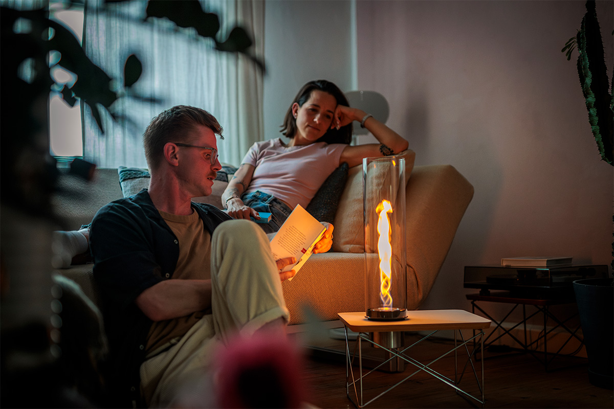 SPIN air 1200 Built-in A depiction of a woman sitting at a table with a spin, featuring the 00975 Spin Air 1200 built-in as a central and purposeful element.