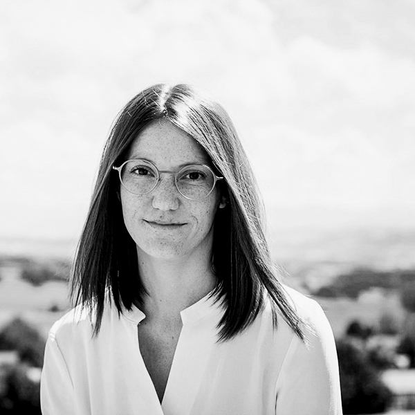 Une femme avec des lunettes.