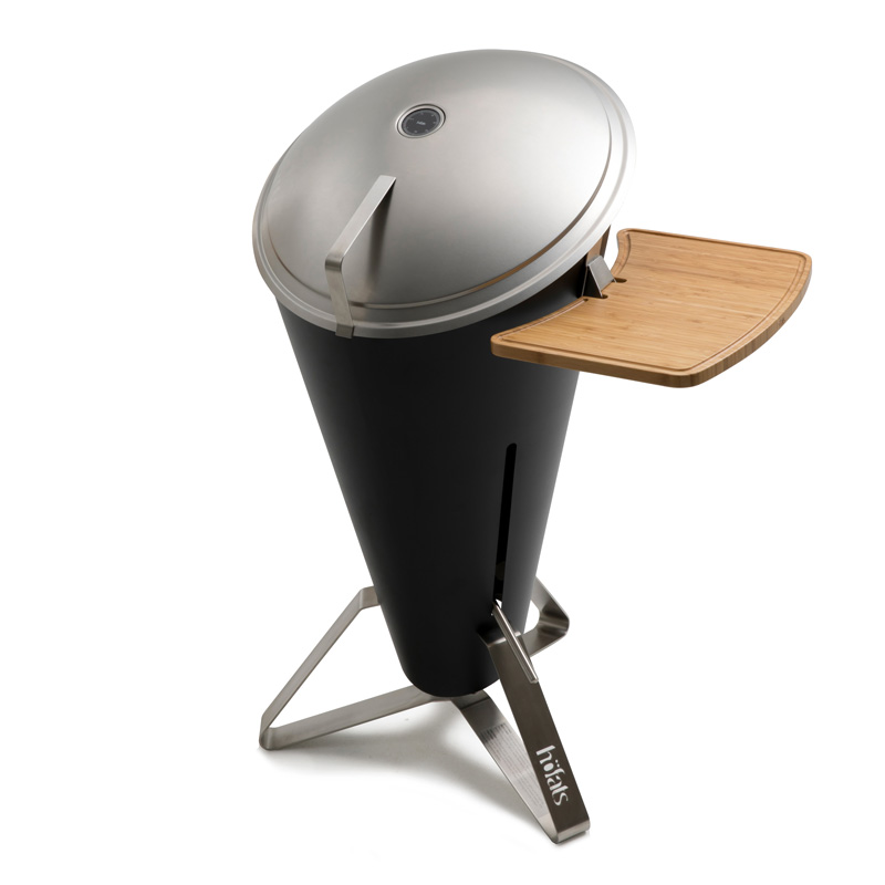 Une vue d'un barbecue avec un plateau en bois sur le dessus, avec le CONE Tablette.