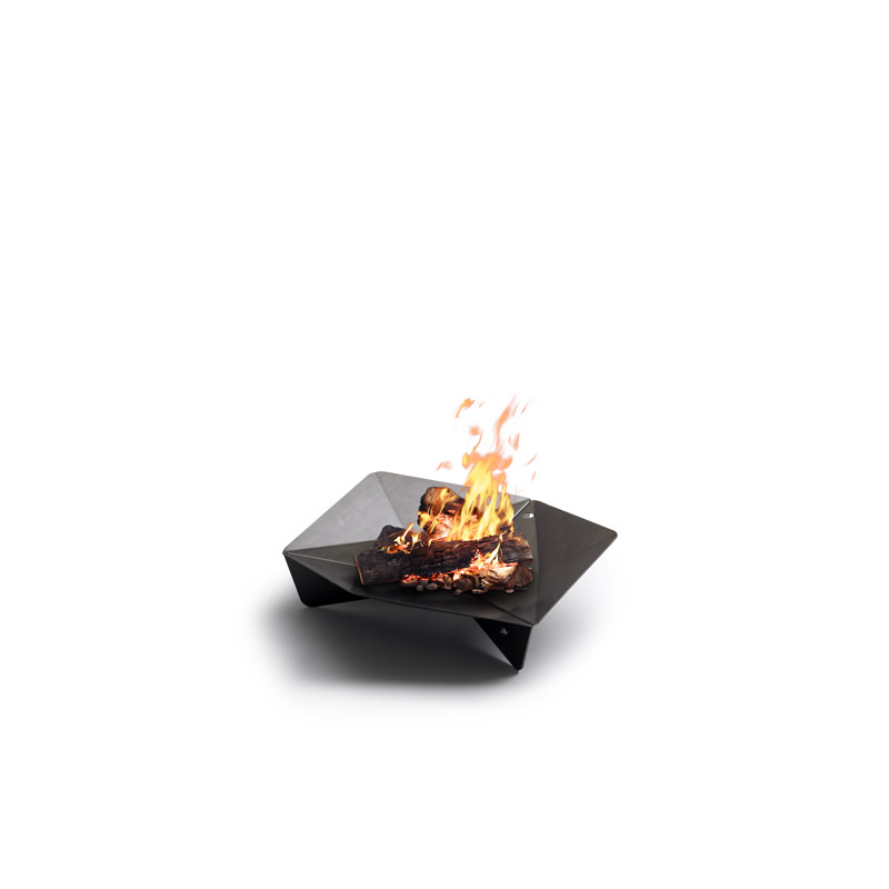 TRIPLE 65 Feuerschale Dieses Bild zeigt eine schwarze Bowl mit Feuer im Inneren, mit der TRIPLE 65 Fire Bowl.