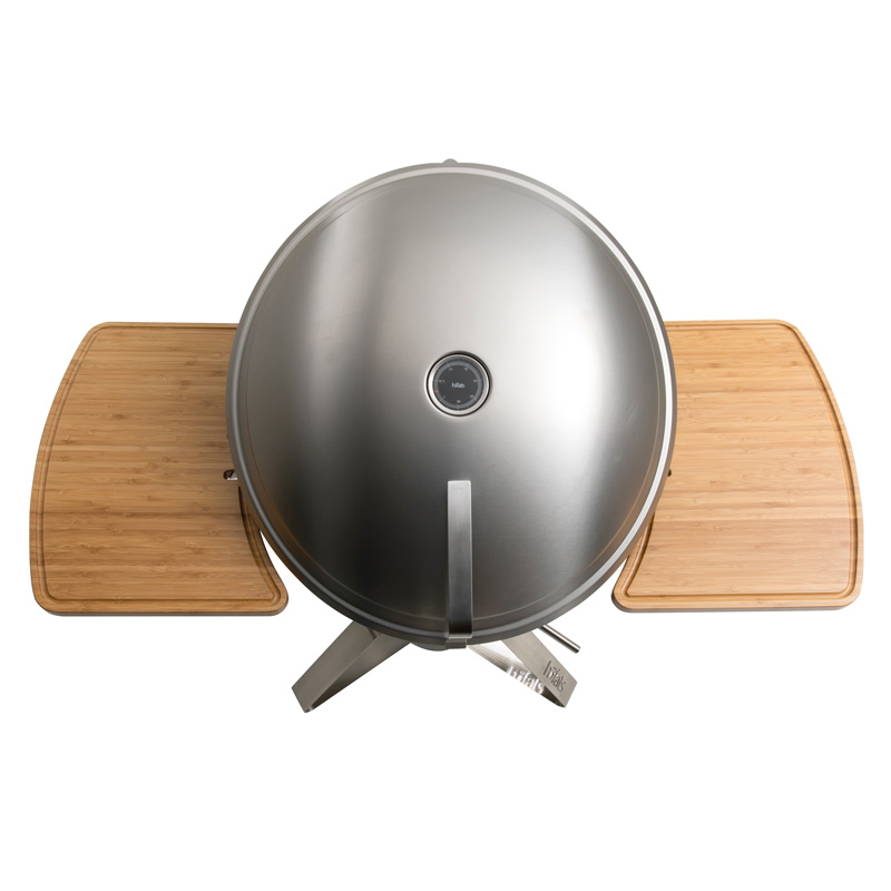 CONE Tablette Cette image montre une grande casserole en acier inoxydable avec un tapis en bambou, avec le CONE Tablette.