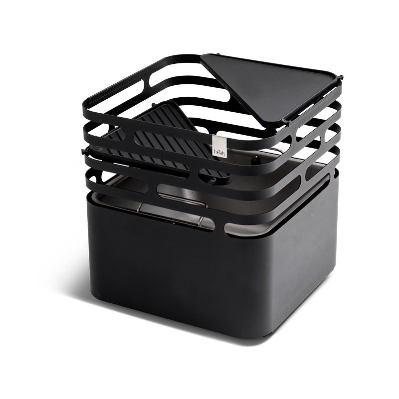 This image shows a black lunch box with a lid and handle, with the CUBE Plancha.
