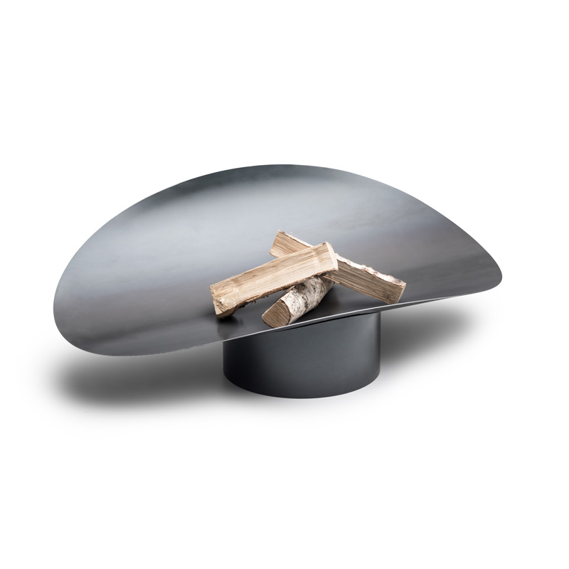 ELLIPSE Bol à Feu Cette photo montre une sculpture en noir et blanc avec un morceau de bois, avec le bol à feu ELLIPSE.