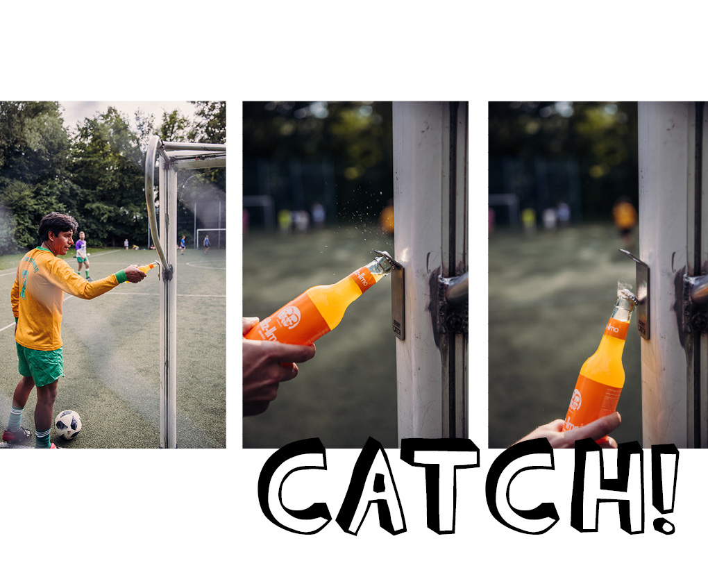 Hier ist eine Person abgebildet, die draußen Fußball mit einem Ball spielt.