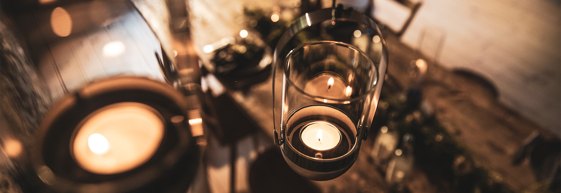 Hier abgebildet ist ein Haufen Kerzen mit der GRAVITY CANDLE Basis.