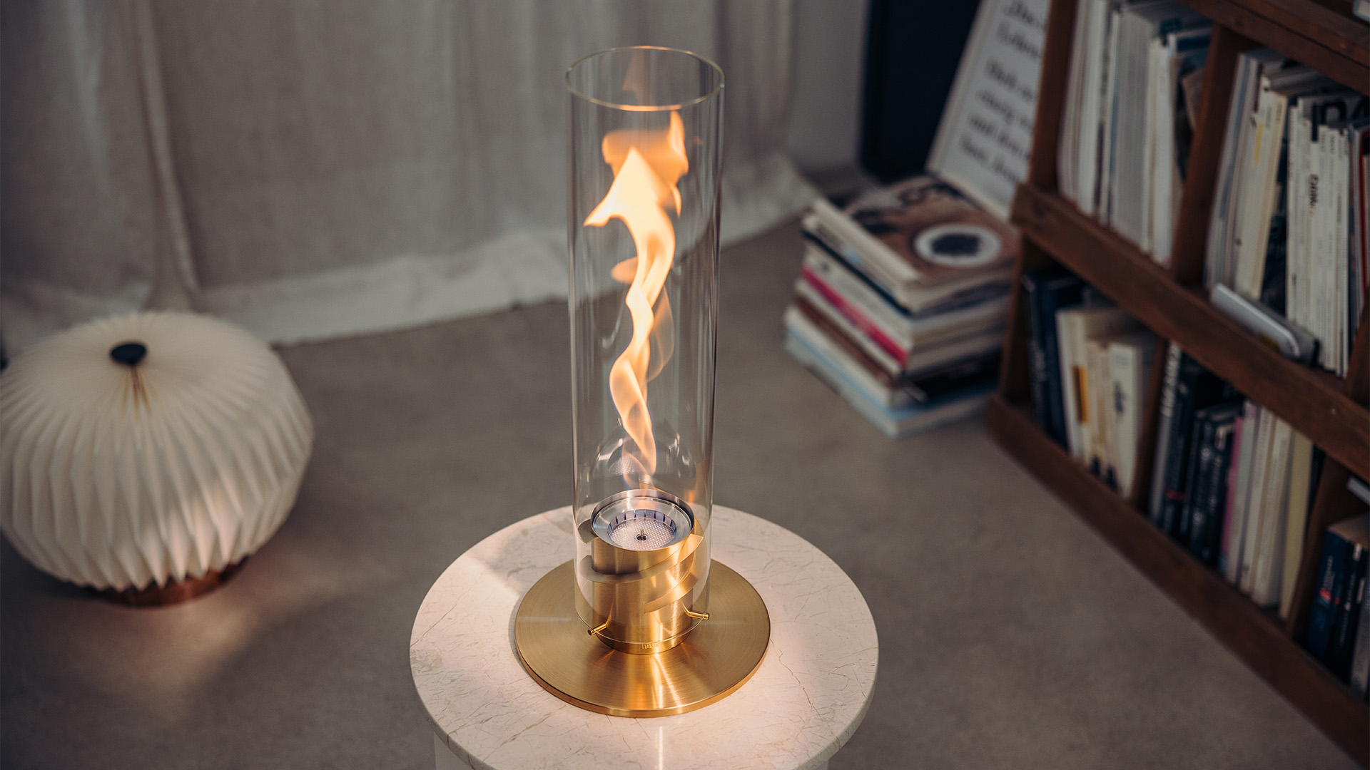 Ein Feuer brennt in Spin 1200 Tischfeuer Gold