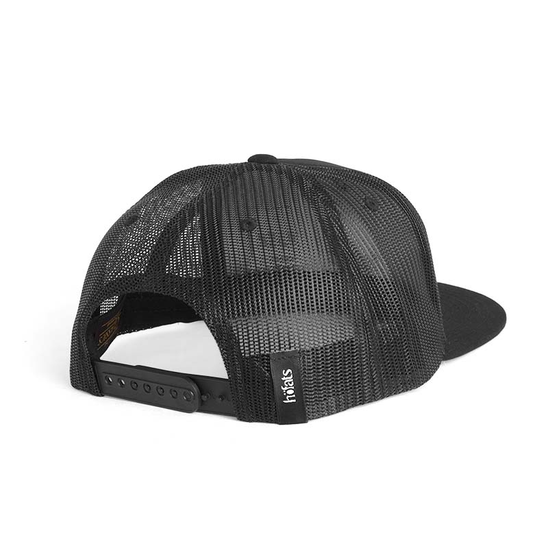 Une casquette noire vue de derrière