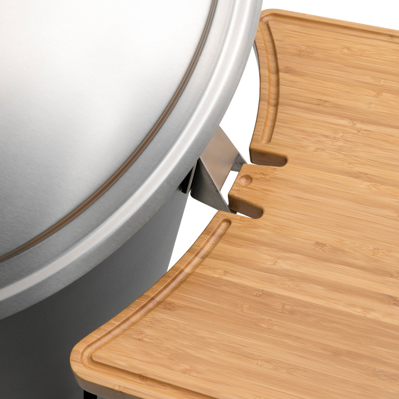 CONE Tablette Cette image montre une Plancha à découper en bois posée sur une cuisinière, avec le CONE Tablette.