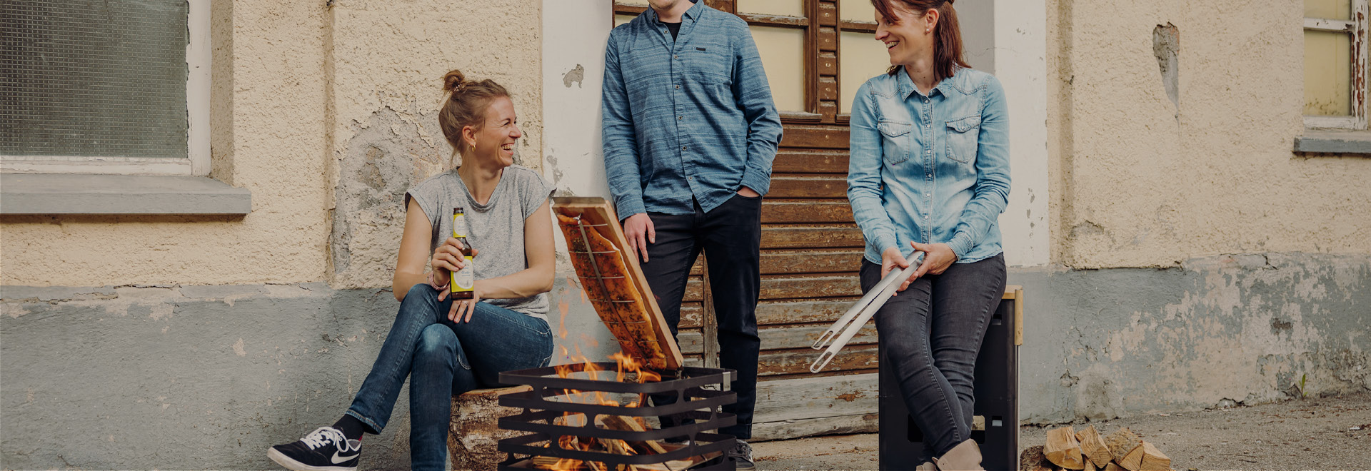 Un homme et une femme assis sur un banc