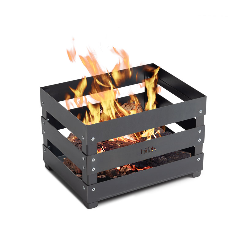 CRATE Feuerkorb Ein Feuerkorb mit Flammen darauf, bereichert durch die Anwesenheit des Crate Firebasket Feuers, das Design mit Nutzen vereint.