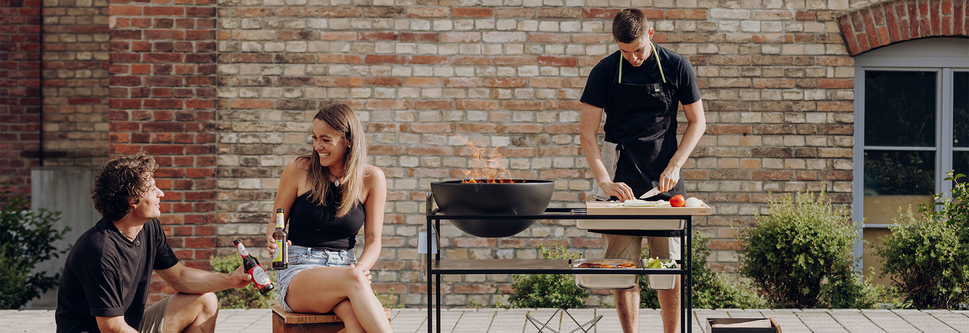 Une vue d'un homme et d'une femme assis sur un banc