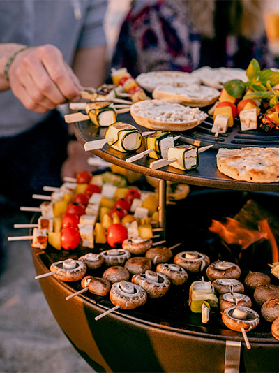 Illustré est un grand grill avec de la nourriture dessus, avec le BOWL 70 Warming Ring.