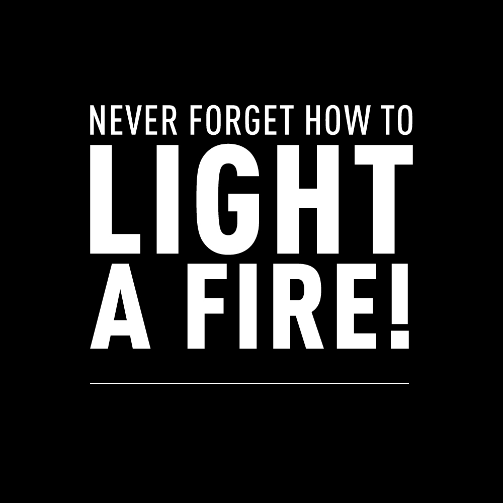 Une tuile noire avec les mots „N'oublie jamais comment allumer un feu“