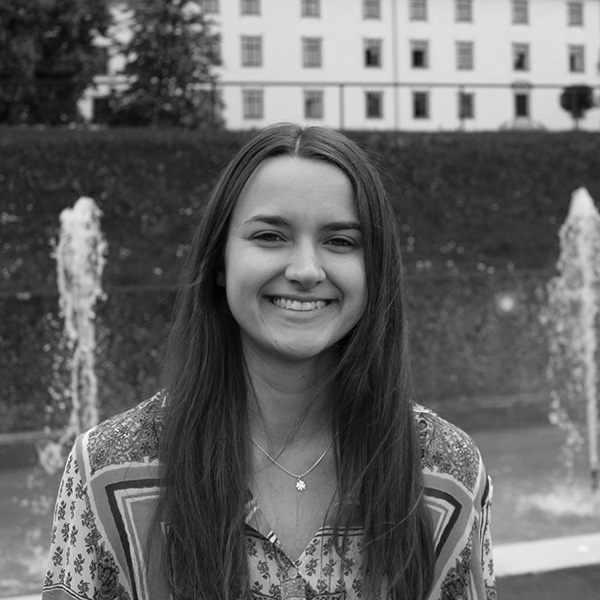 Portrait von Michaela in schwarzweiß