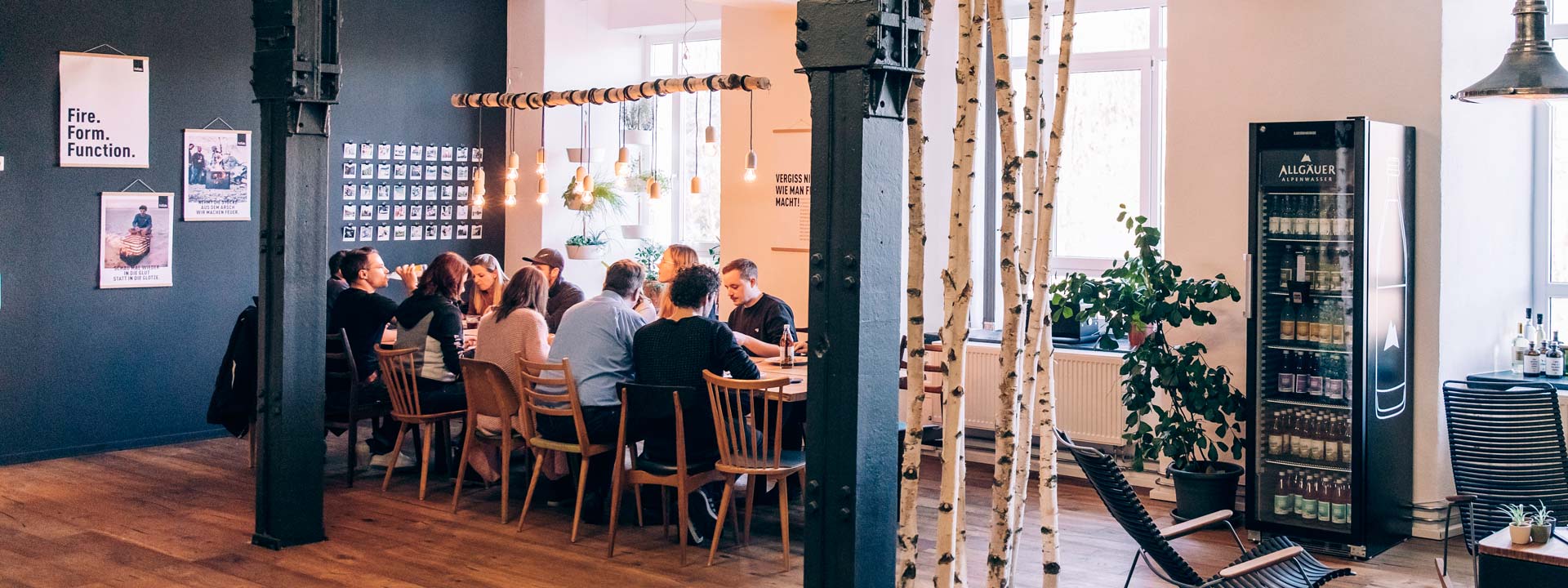 Des gens assis à des tables dans un restaurant.