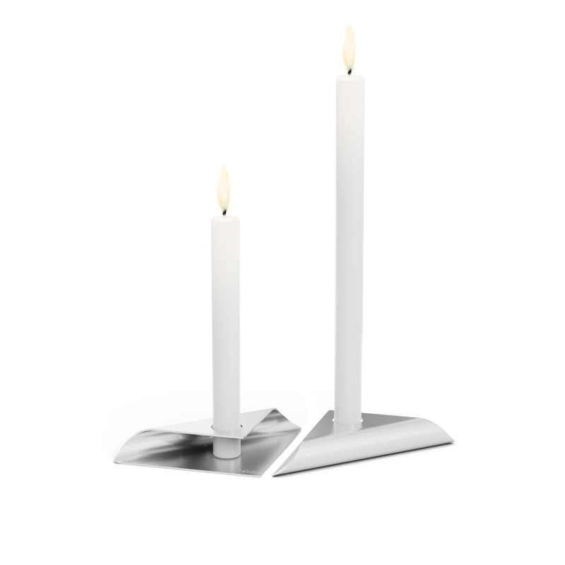 SQUARE CANDLE Ensemble de bougeoirs argent Illustré est une paire de bougies sur un fond blanc, avec le porte-bougie carré en argent.
