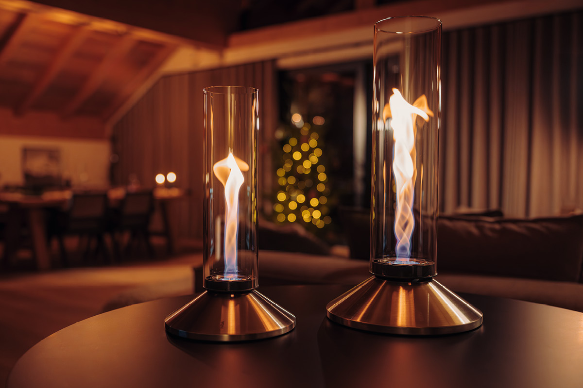 SPIN X 900 Cheminée de Table argent Beide Größen von SPIN X auf einem Tisch
