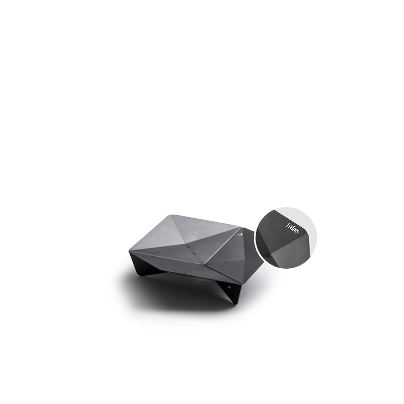 TRIPLE 65 Feuerschale TRIPLE 65 Feuerschale auf einem weißen Hintergrund