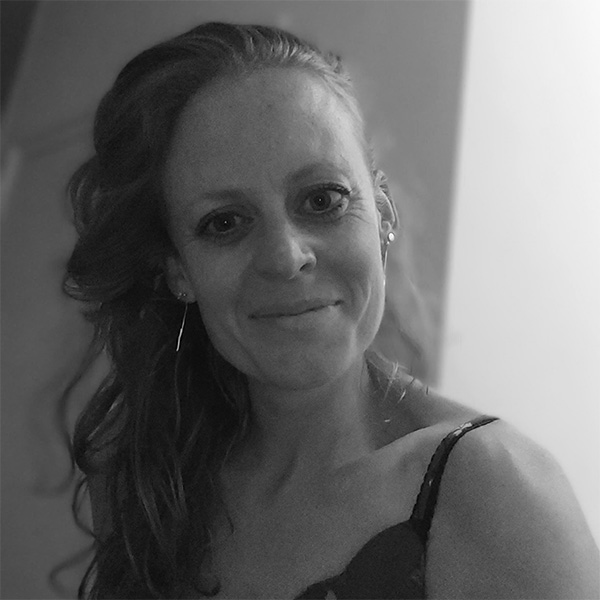 Une photo en noir et blanc d'une femme avec un fond blanc