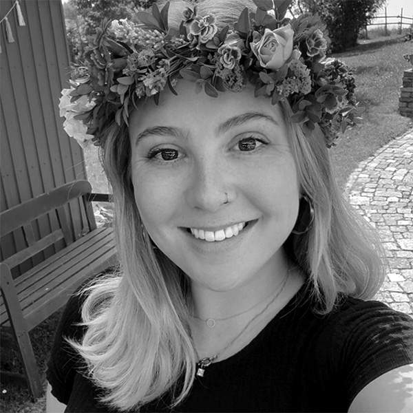 Une femme debout sur un pont regardant l'eau.